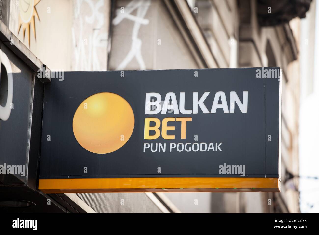 VIENNA, AUSTRIA - 8 GIUGNO 2019: Il logo della scommessa balcanica ha preso sul loro negozio per Belgrado. Balkan Bet è una catena serba di casinò e scommesse, gioco d'azzardo e s. Foto Stock