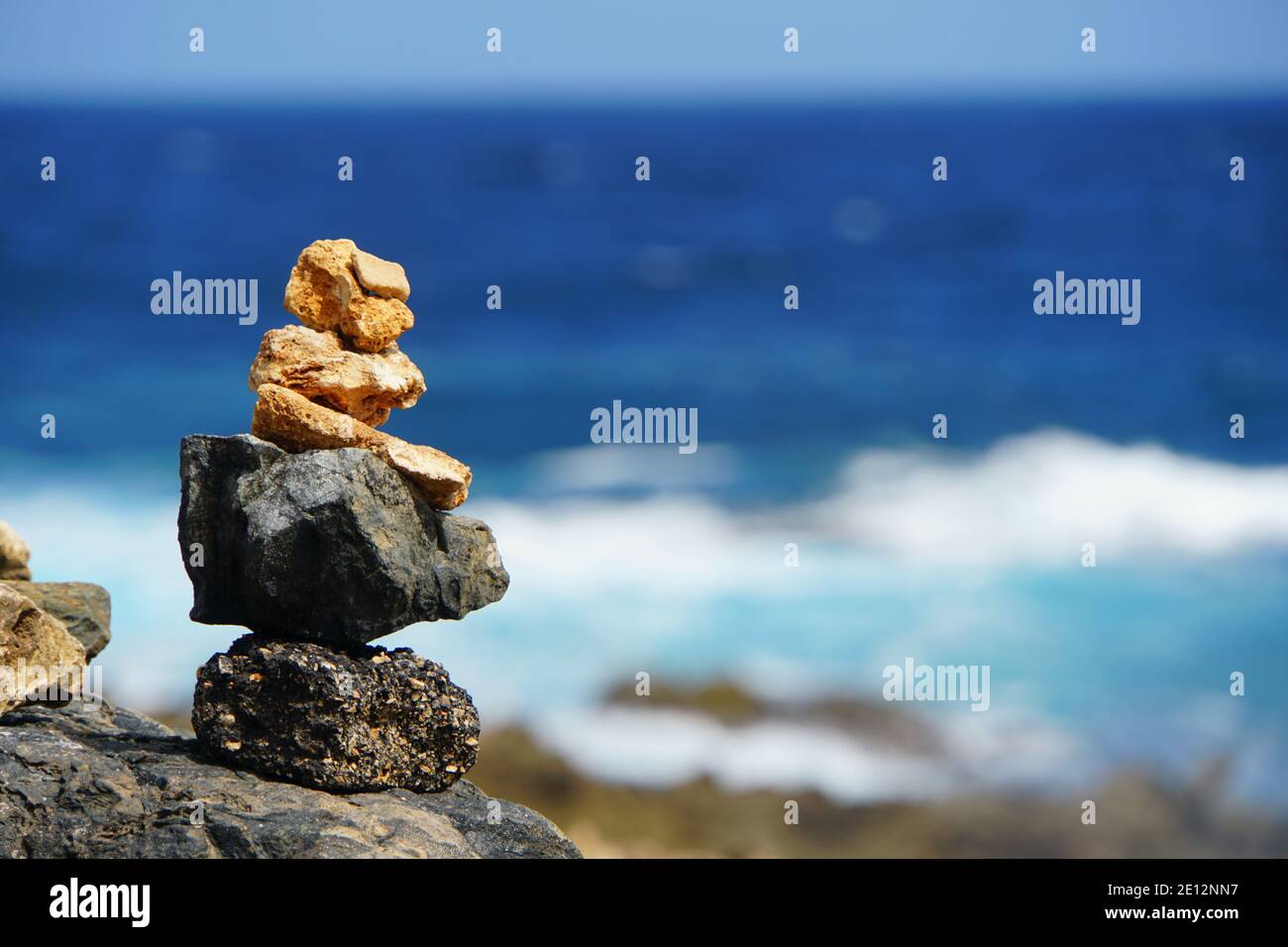 Equilibrare le rocce lungo l'oceano ad Aruba Foto Stock