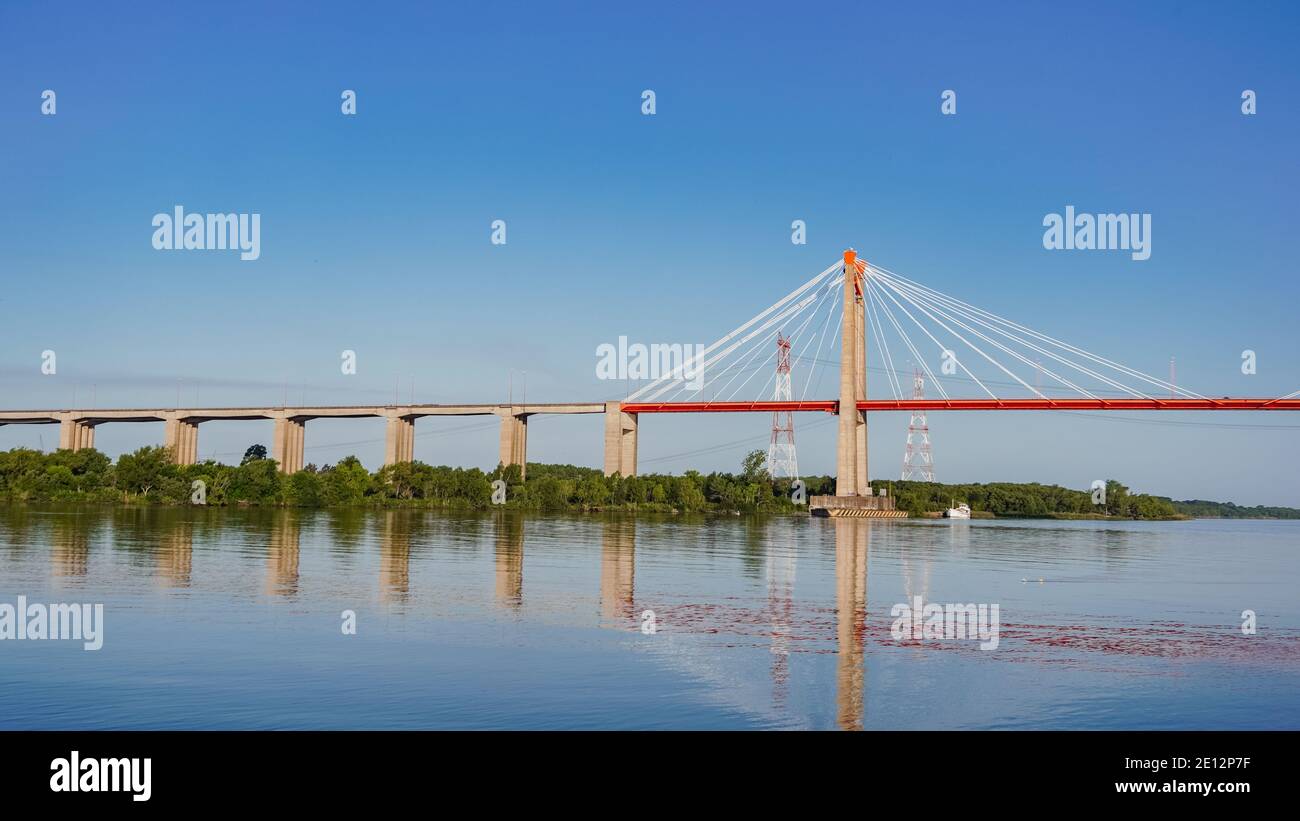 Ponte Zarate Brazo Largo, in Argentina, che attraversa il fiume Paraná tra la provincia di Buenos Aires e Entre rios. Foto Stock