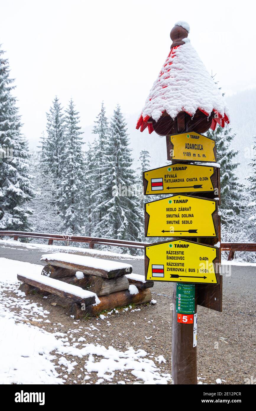 Segno direzionale in montagna Tatra durante l'inverno Foto Stock