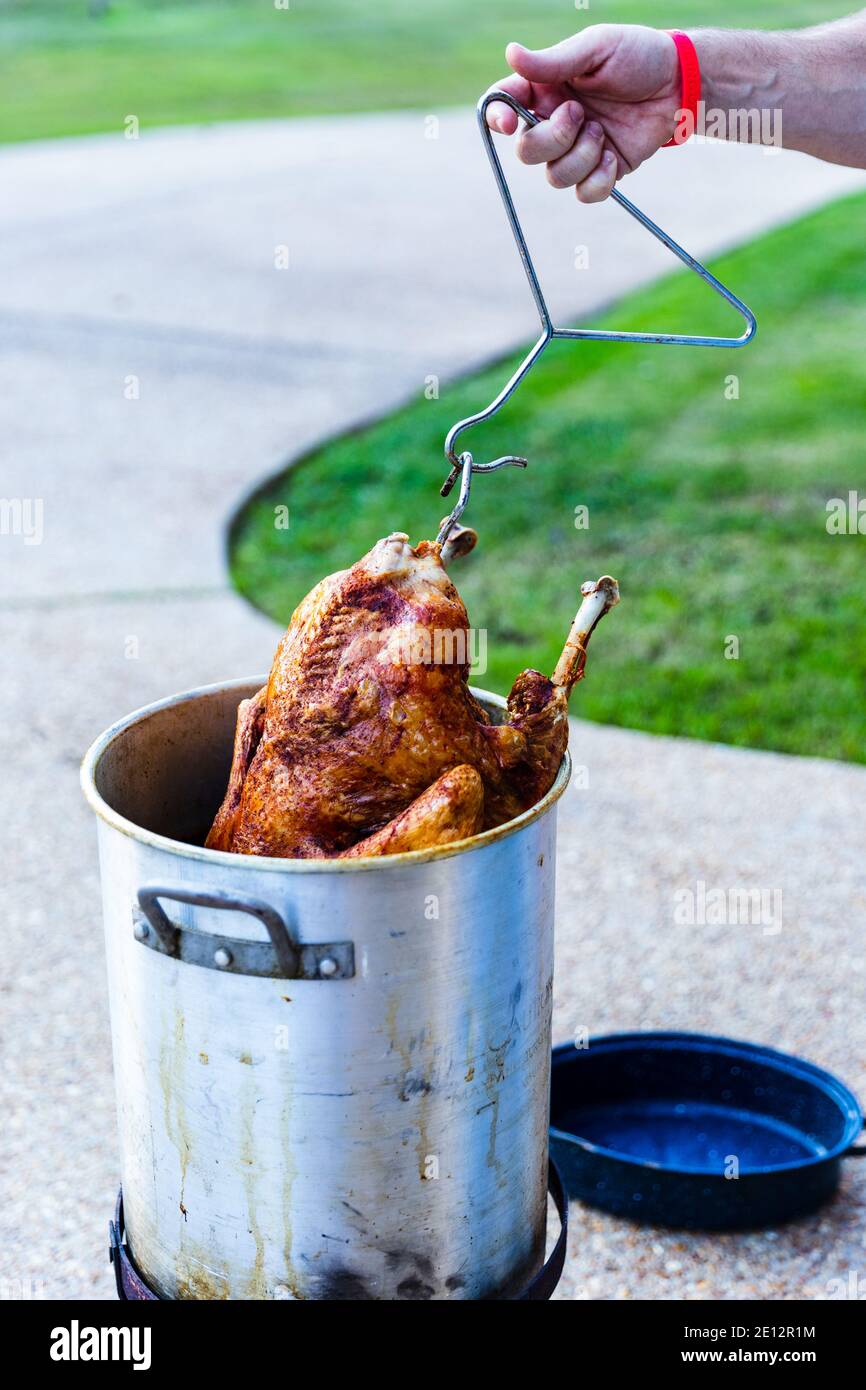 Friggere un tacchino intero all'aperto per la festa Foto Stock