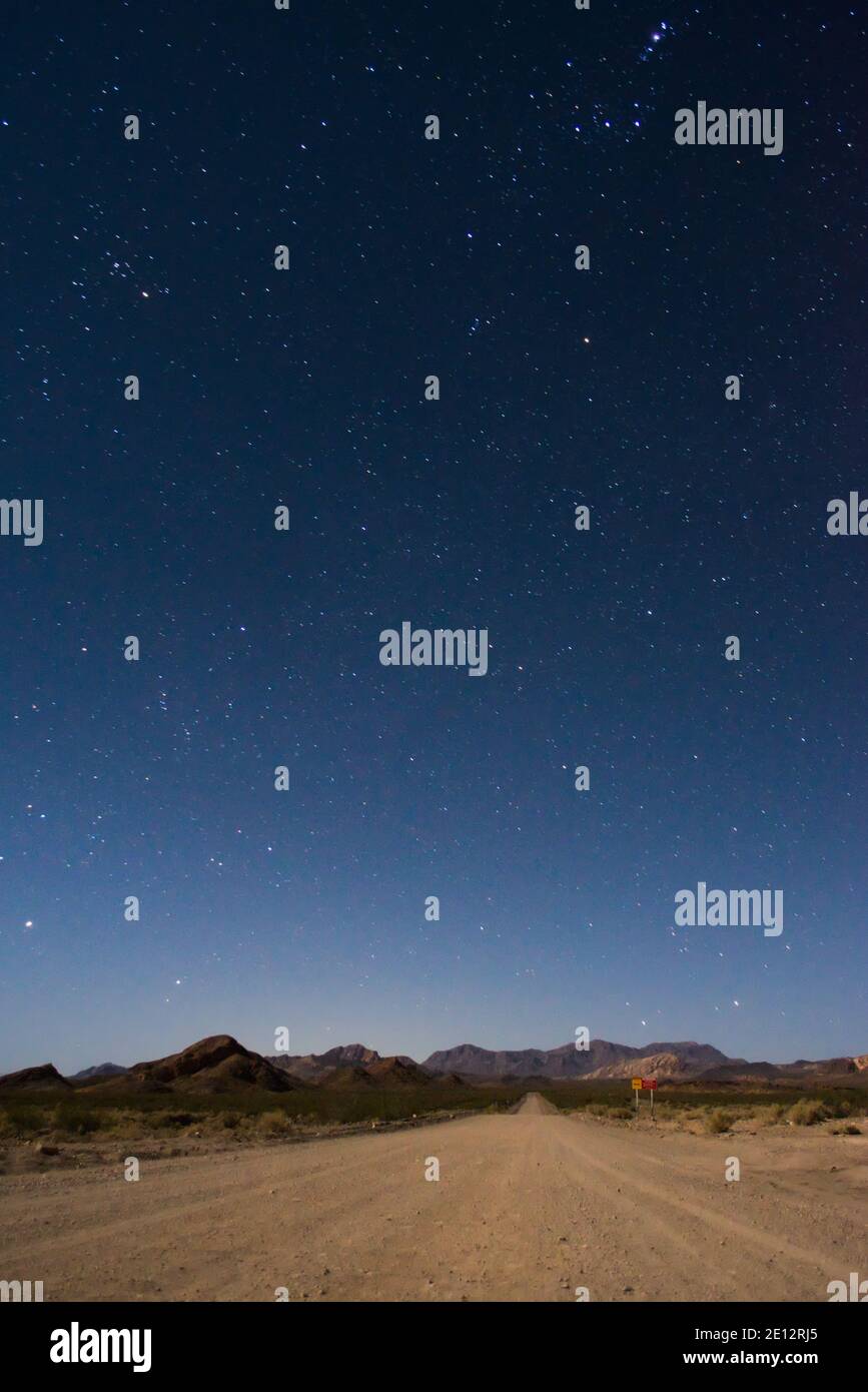 Cielo stellato di notte sopra una strada sterrata attraverso il deserto vicino a Uspallata, Mendoza, Argentina. Foto Stock