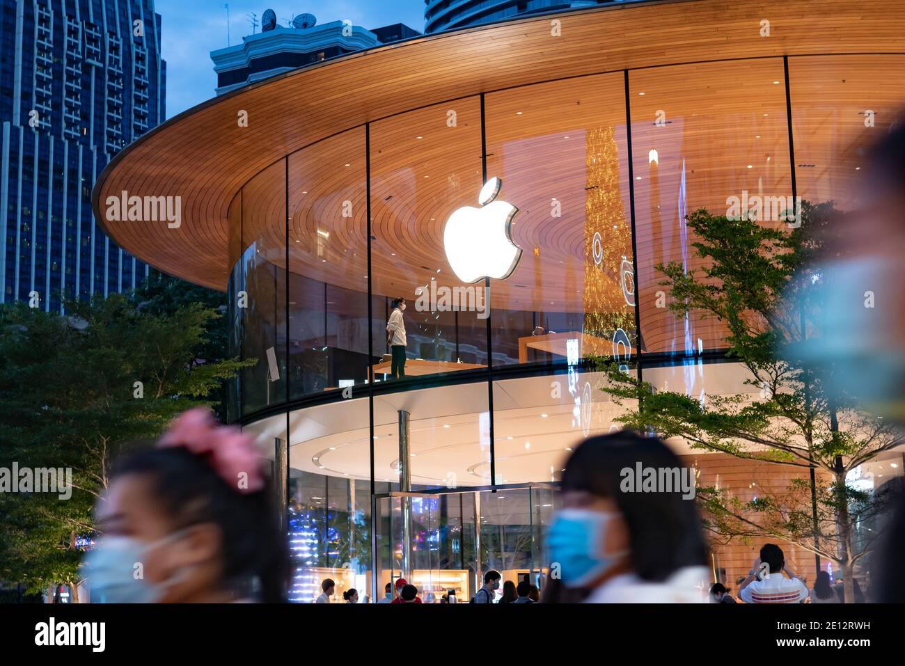 Bangkok, Thailandia - 2 dicembre 2020: Persone che visitano l'Apple store con maschera facciale. Foto Stock