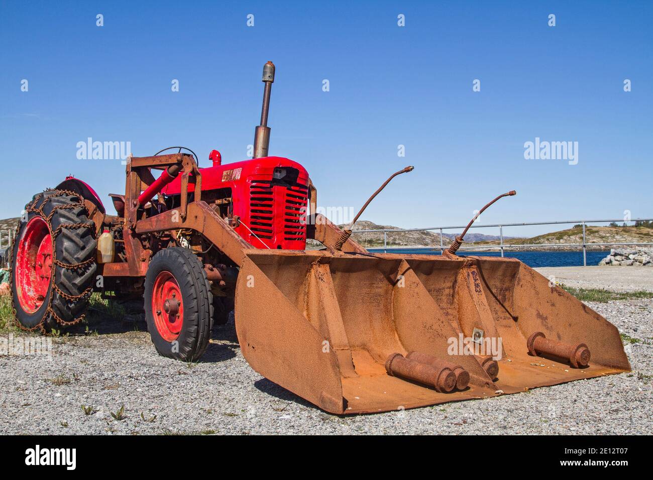 Il vecchio trattore d'epoca è ancora in funzione, in estate per il movimento della Terra e in inverno per lo sgombramento della neve Foto Stock