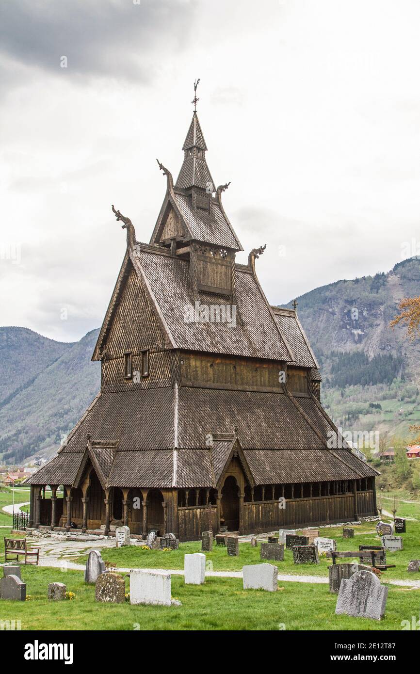 La Chiesa di Stave Hopperstad si trova su UNA collina vicino Il bel Sognefjord Foto Stock