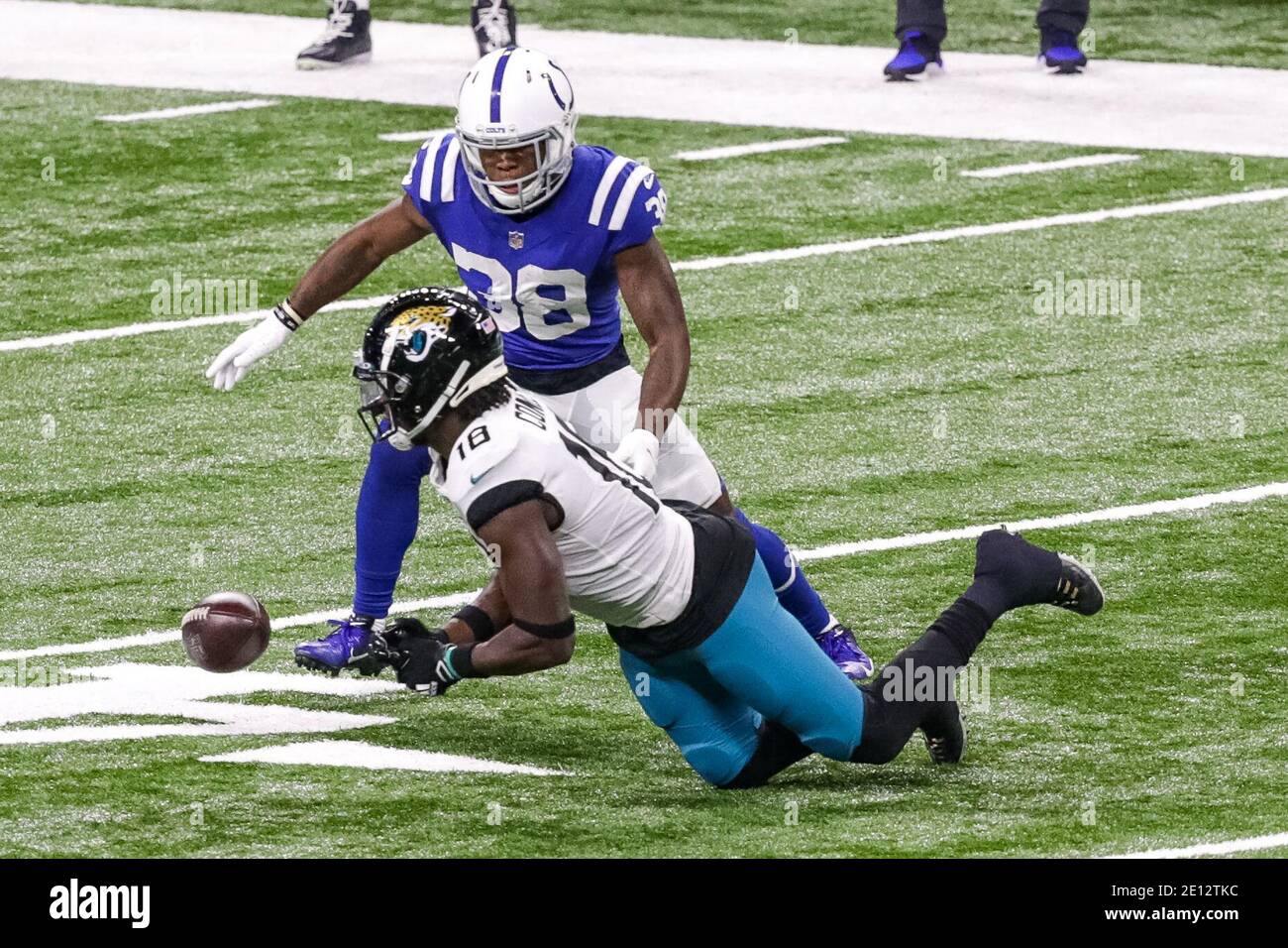 Indianapolis, Indiana, Stati Uniti. 3 gennaio 2021. Il ricevitore largo delle Jaguar di Jacksonville Chris Conley (18) scende verso il basso per un passaggio di fronte all'Indianapolis Colts Cornerback T.J. Carrie (38) nel gioco tra i Jacksonville Jaguars e gli Indianapolis Colts al Lucas Oil Stadium di Indianapolis, Indiana. Credit: Scott Stuart/ZUMA Wire/Alamy Live News Foto Stock