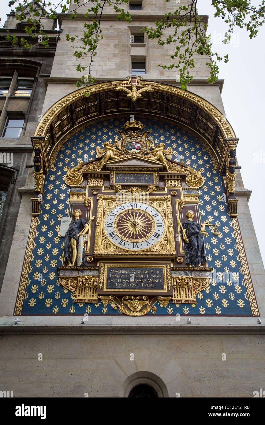 Il più antico orologio pubblico in Francia si trova sul Palais de la Cité, l'Horloge torre che fa parte della Conciergerie sull'Isola della Cité Foto Stock