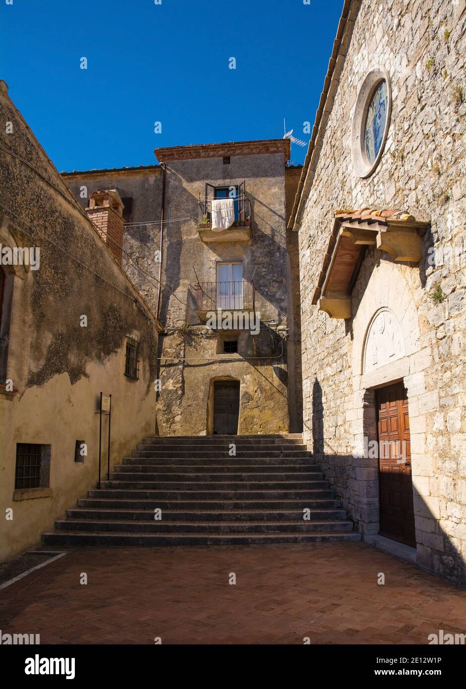 La storica Pieve dei Santi Vincenzo e Anastasio del XII secolo, Chiesa Parrocchiale dei Santi Vincenzo e Anastasio, nel borgo medievale di Semproniano Foto Stock