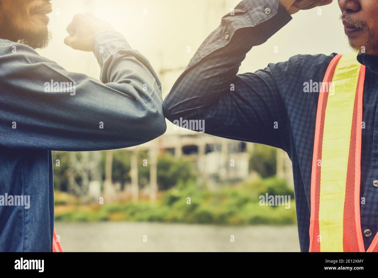 Due persone nuovo normale Ciao non Shake mano Social distanziamento, ingegnere shake mano no touch prevenire il virus Corona Foto Stock