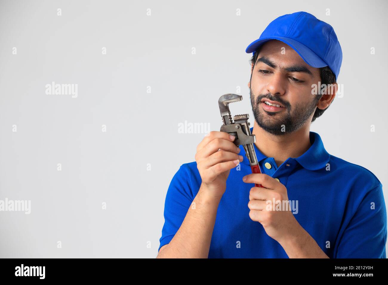 UN IDRAULICO CHE GUARDA I SUOI ATTREZZI PRIMA DEL LAVORO Foto Stock