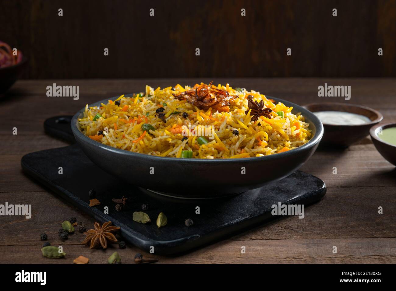 Pulao una specialità indiana, un piatto di riso con chutney di menta Foto Stock