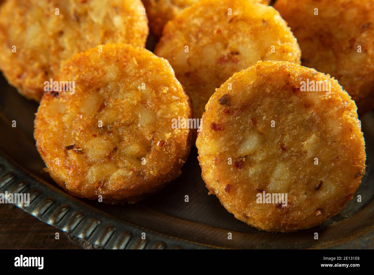 ALO TIKKIS, FRITTO E PROFONDO, SERVITO CALDO SU UN PIATTO Foto Stock