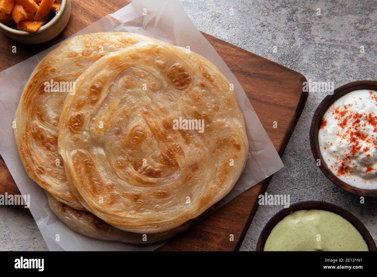PARATA BEN COTTA ACCATASTATA INSIEME E TENUTA SU VASSOIO DI LEGNO CON ANTIPASTI Foto Stock
