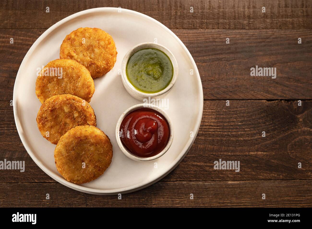 ALOO TIKKIS SERVITO CALDO CON CHUTNEY E SALSA Foto Stock