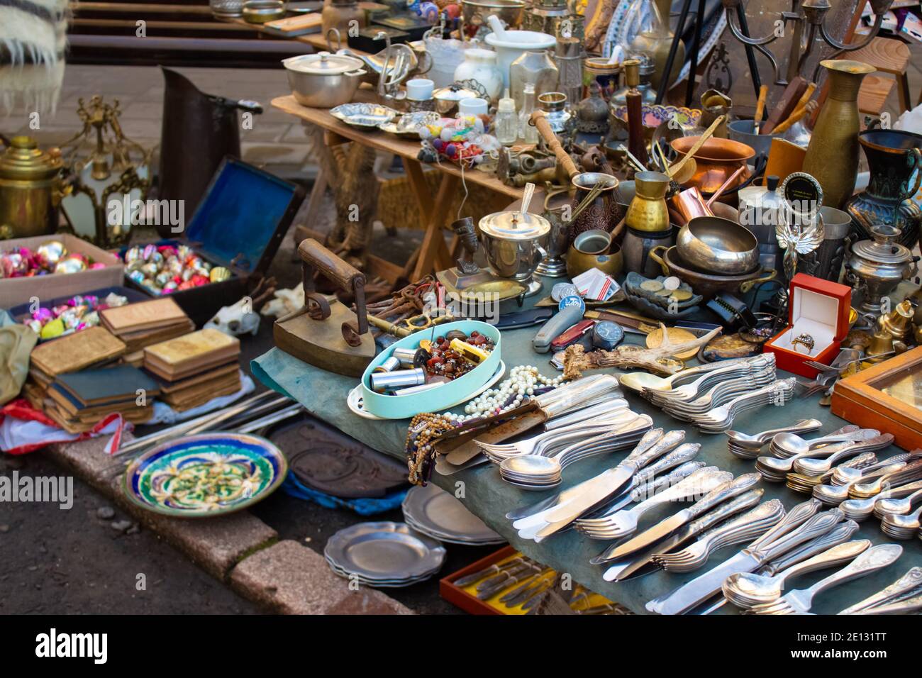 Diversi oggetti d'antiquariato sul mercato delle pulci o festival - vecchia scultura d'argento vintage - cucchiai, coltelli, forchette, e altre cose d'epoca. Oggetti da collezione Foto Stock