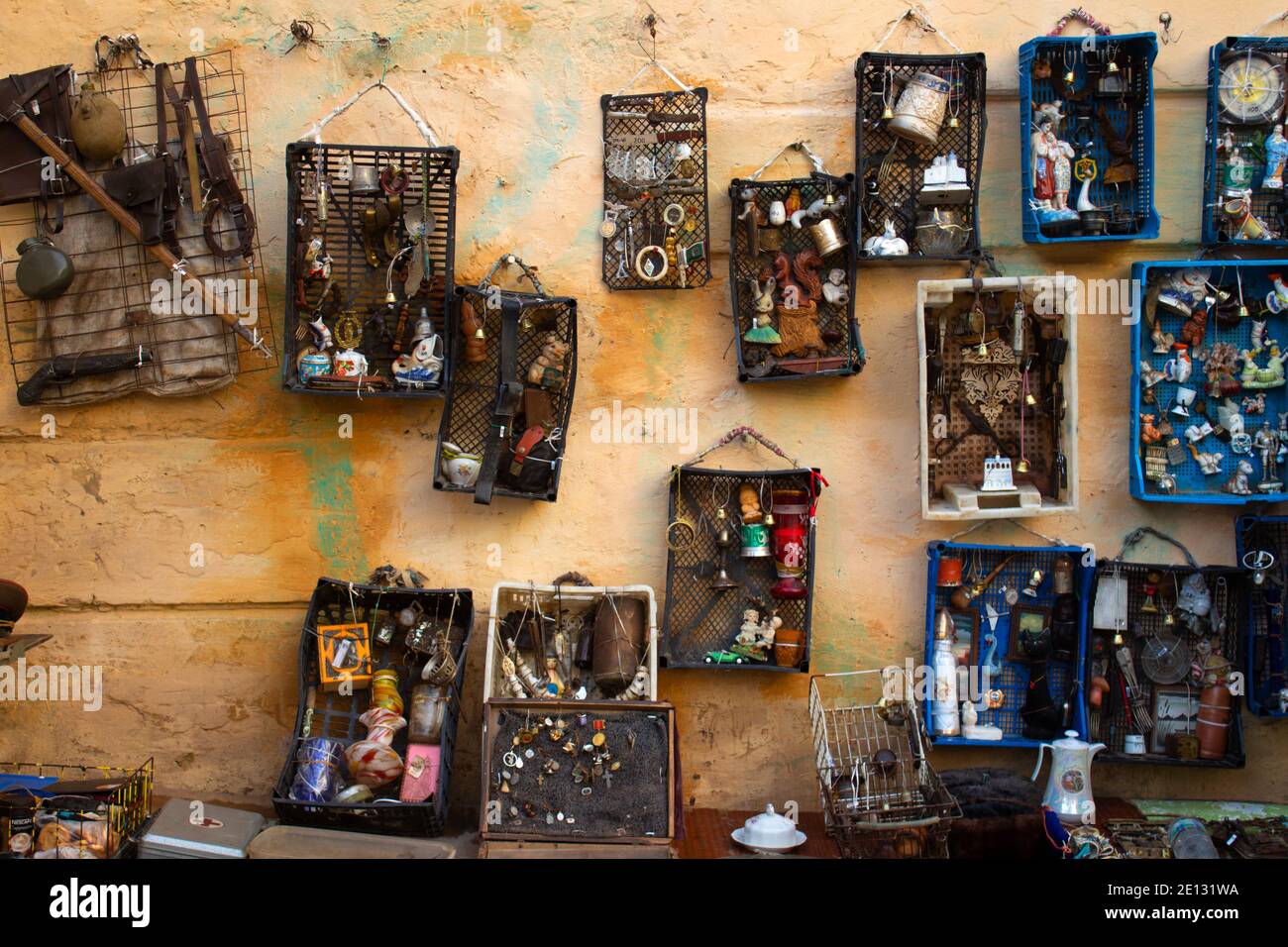 Muro invecchiato con diversi oggetti d'antiquariato sul mercato delle pulci o festival - vecchia scultura d'argento vintage - cucchiai, coltelli, forchette, e altre cose d'epoca. Collecti Foto Stock