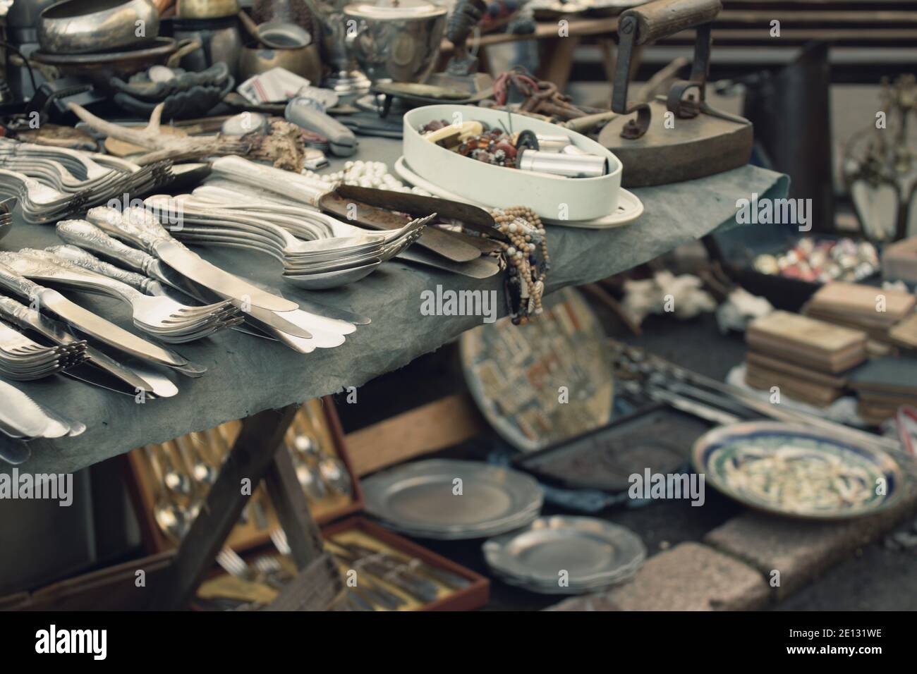 Antichità sul mercato delle pulci o festival - vecchia scultura d'argento vintage - cucchiai, coltelli, forchette, e altre cose d'epoca. Oggetti da collezione cimeli e gara Foto Stock