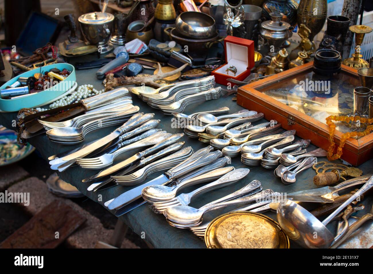 Antiquariato sul mercato delle pulci o festival, vecchia scultura d'argento vintage - cucchiai, coltelli, forchette, e altre cose d'epoca. Oggetti da collezione cimeli e garag Foto Stock
