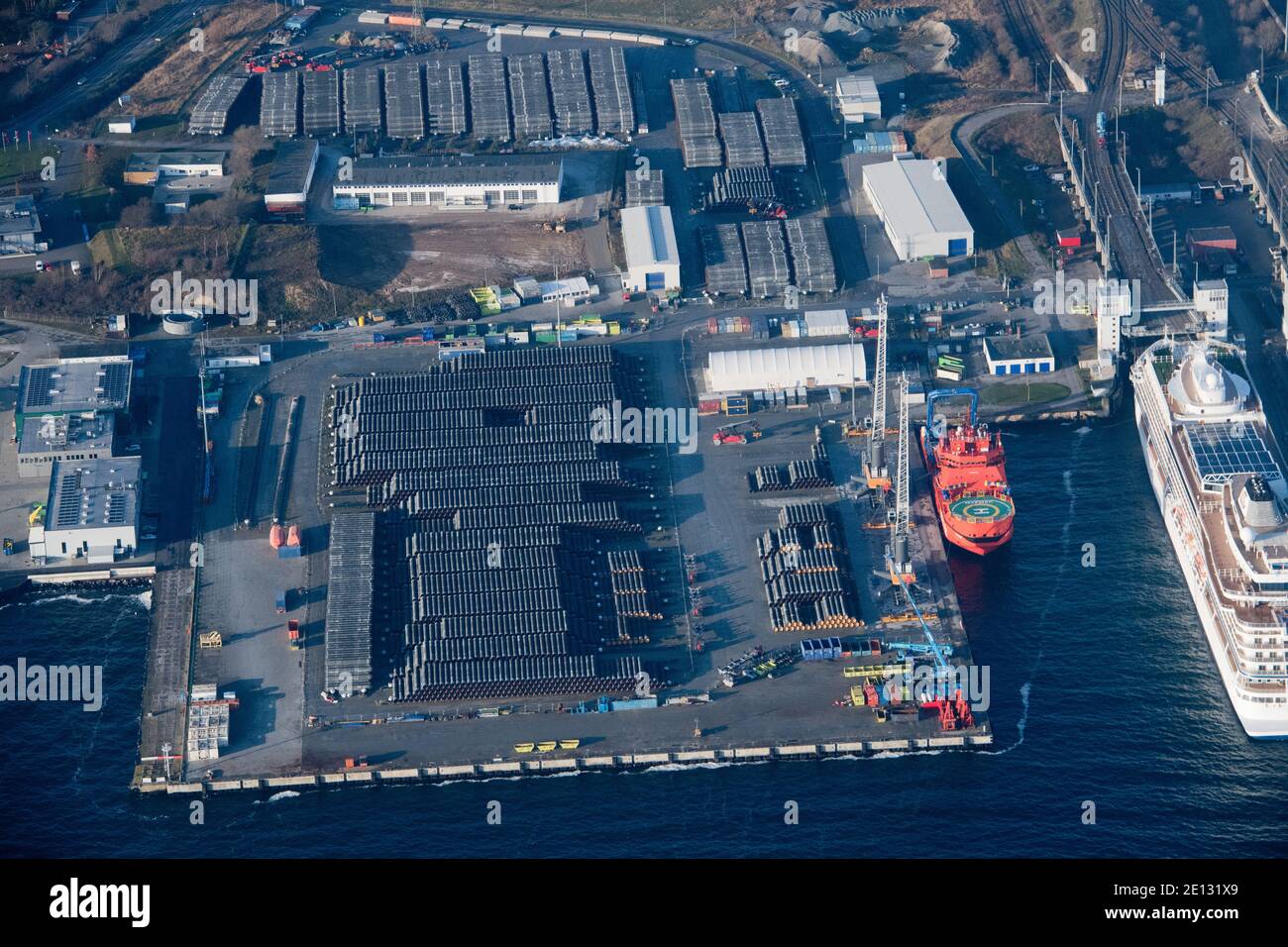 Sassnitz Mukran, Germania. 19 dicembre 2020. I tubi per il gasdotto Nord Stream 2 del Mar Baltico sono immagazzinati nel sito del porto di Mukran, vicino a Sassnitz. Il porto di Mukran, sull'isola di Rügen, è considerato il più importante punto di trasbordo per la costruzione della conduttura, il cui completamento gli Stati Uniti vogliono impedire. Credit: Stefan Sauer/dpa-Zentralbild/ZB/dpa/Alamy Live News Foto Stock