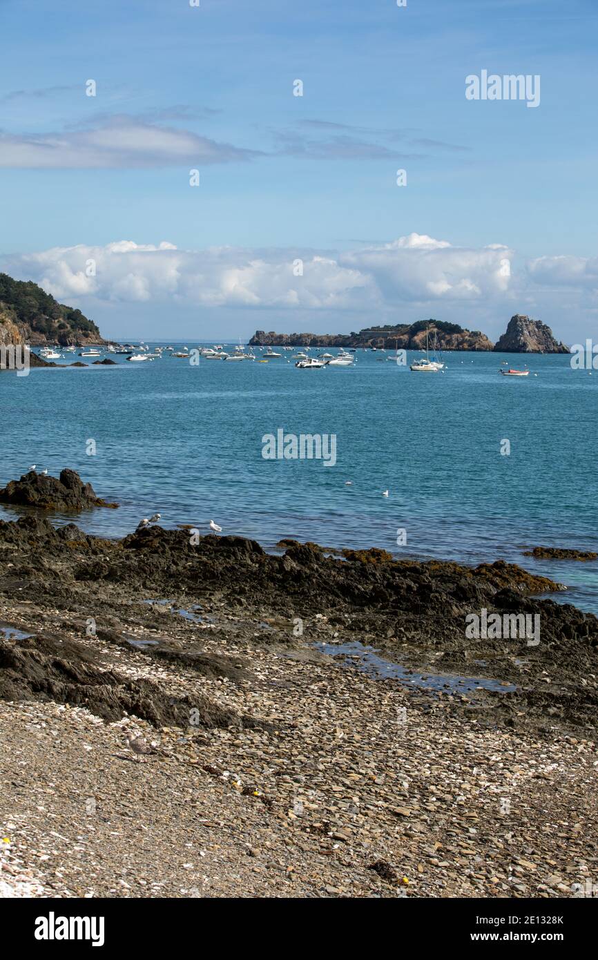 La pesca barche e yacht ormeggiati nella baia ad alta marea a Cancale, famosa la produzione di ostriche di città. Brittany, Francia, Foto Stock