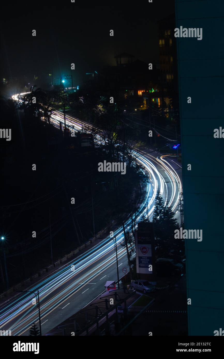 traffico pesante che passa su una strada di sola andata di notte a tagaytay, filippine Foto Stock