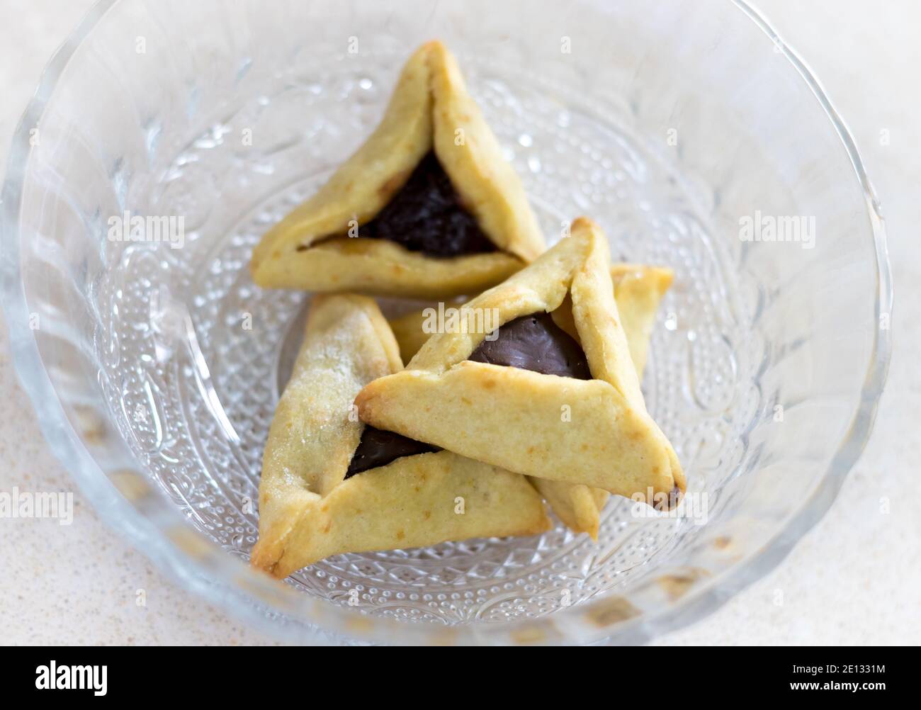 Hamantaschen. (Ozeney haman) pasticceria Triangolare fatta di pasta croccante, farcita con papavero o halva o cioccolato. Per la festa ebraica di Purim. Casa b Foto Stock