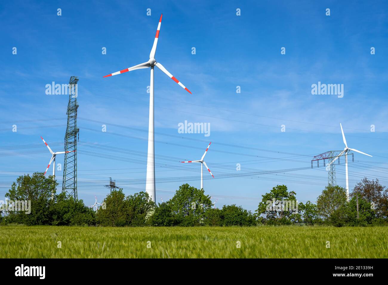 Turbine eoliche con linee elettriche sul retro in Germania Foto Stock