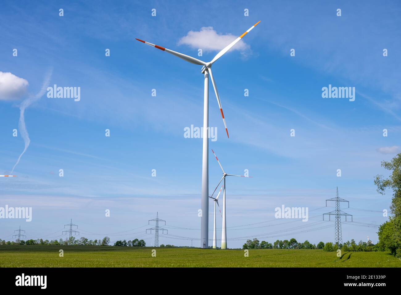 Ruote a vento e linee elettriche viste in un'area rurale in Germania Foto Stock