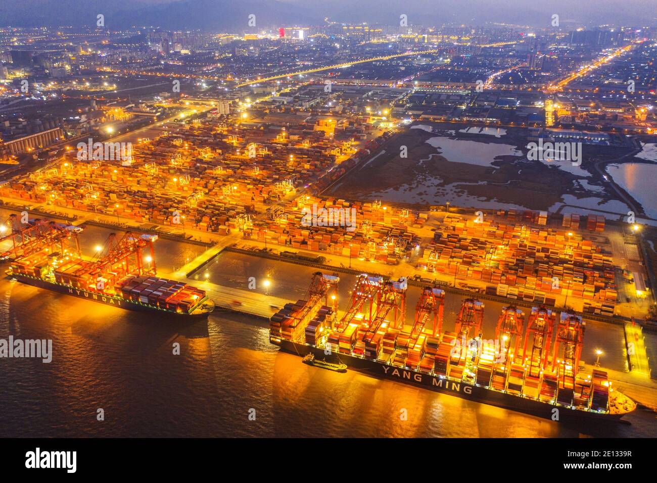 Zhoushan, Cina. 02 gennaio 2021. Il porto di Zhoushan continua ad essere occupato di notte a Zhoushan, Zhejiang, Cina il 02 gennaio 2021.(Photo by TPG/cnsphotos) Credit: TopPhoto/Alamy Live News Foto Stock