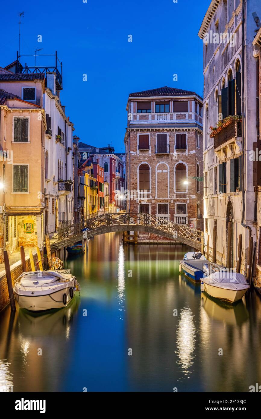 Bellissimo piccolo canale a Venezia di notte Foto Stock