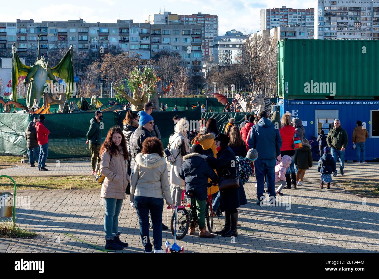 Sofia Bulgaria Europa gente in coda per entrare nella mostra interattiva "Living Dragons – Winter tale", parco a tema fantasy all'aperto AS 1 gennaio 2021 Foto Stock