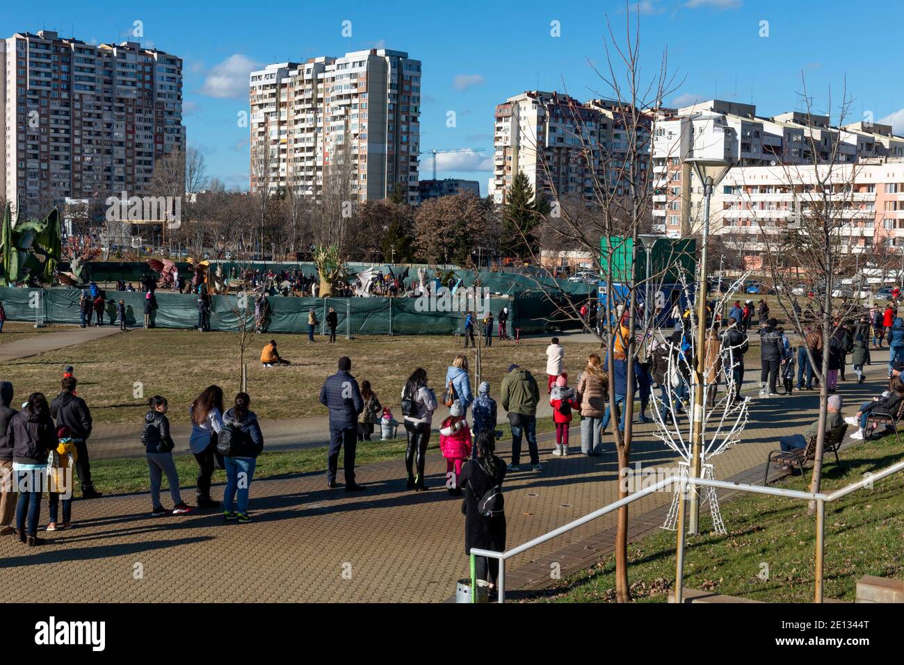 Sofia Bulgaria Europa persone in attesa in fila per l'ingresso a. Entra nella mostra interattiva "Living Dragons – Winter tale" all'aperto parco fantasy Foto Stock