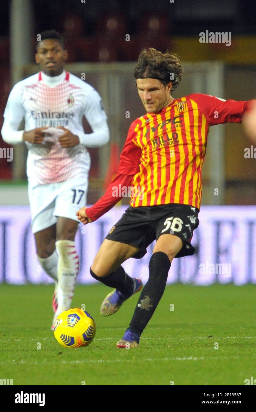 Perparim Hetemaj (Benevento CALCIO ) durante Benevento Calcio vs AC Milan, Calcio italiano Serie A match, Benevento, Ita - Photo .LM/Renato Olimpio Foto Stock