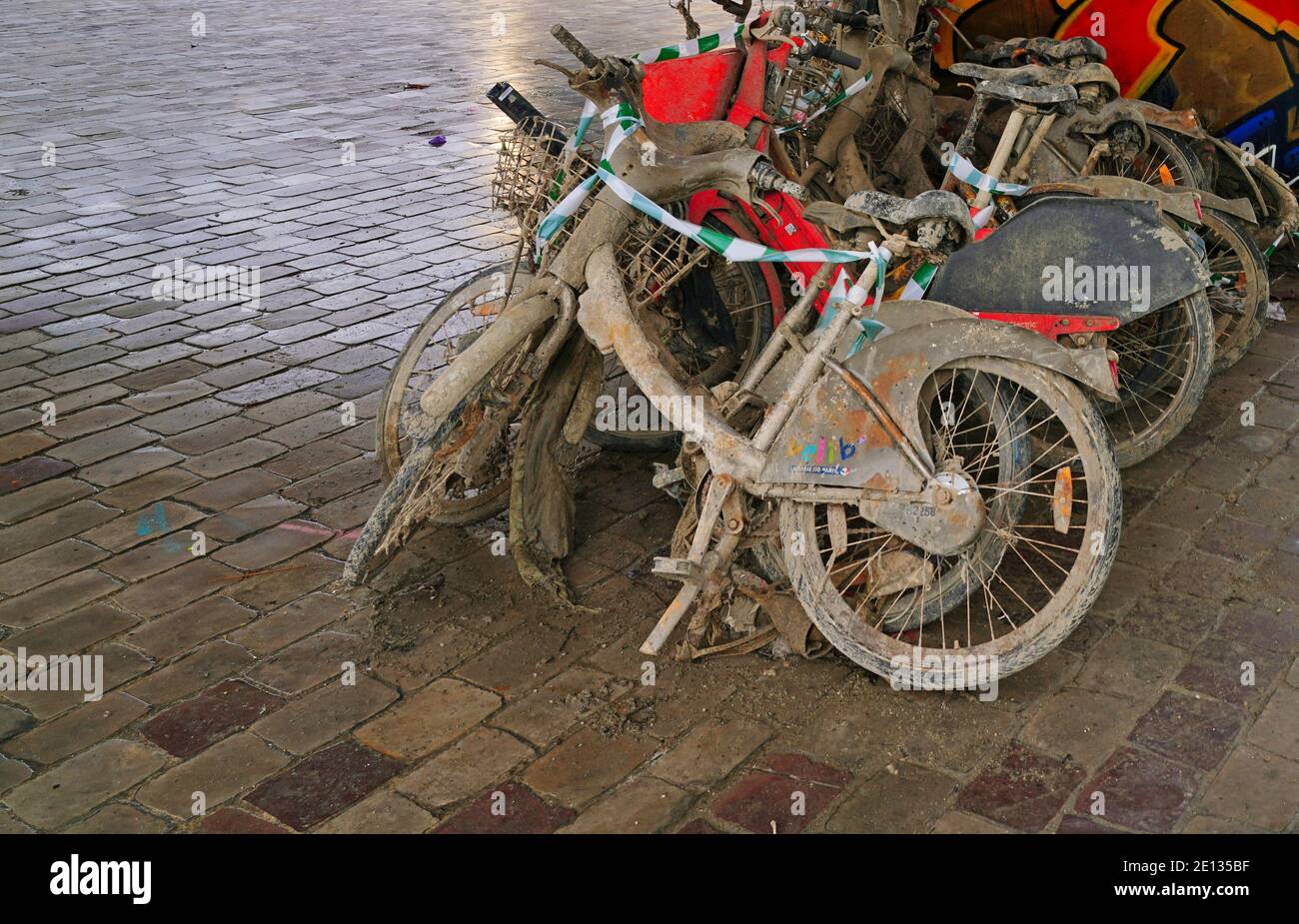 PARIGI, FRANCIA -22 DEC 2020- Vista di biciclette usate condivise (Velib) coperte di fango recuperato dal fondo del Canal de l’Ourcq nel 19 ° arrondissement Foto Stock