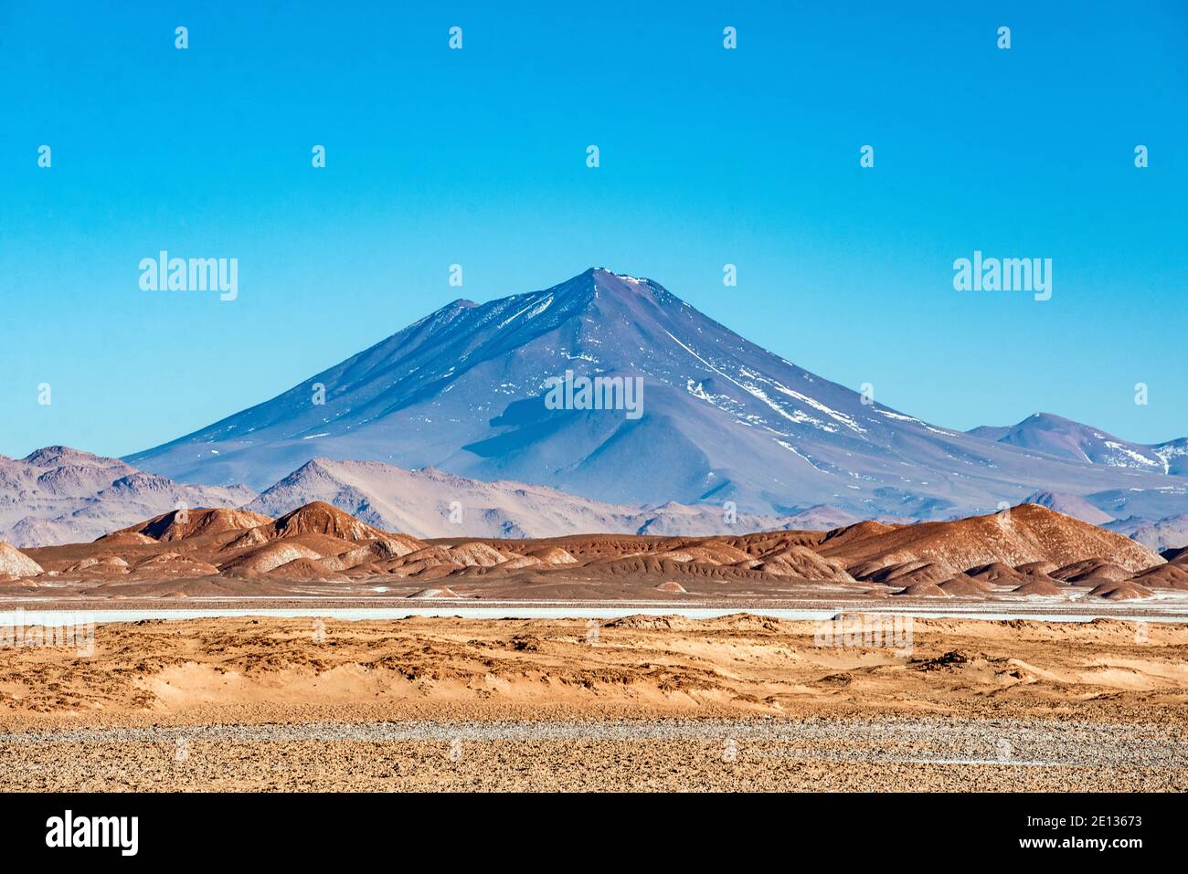 Vulcano Cerro Aracar nelle Ande, Argentina. Cerro Aracar è uno dei vulcani più alti del mondo Foto Stock