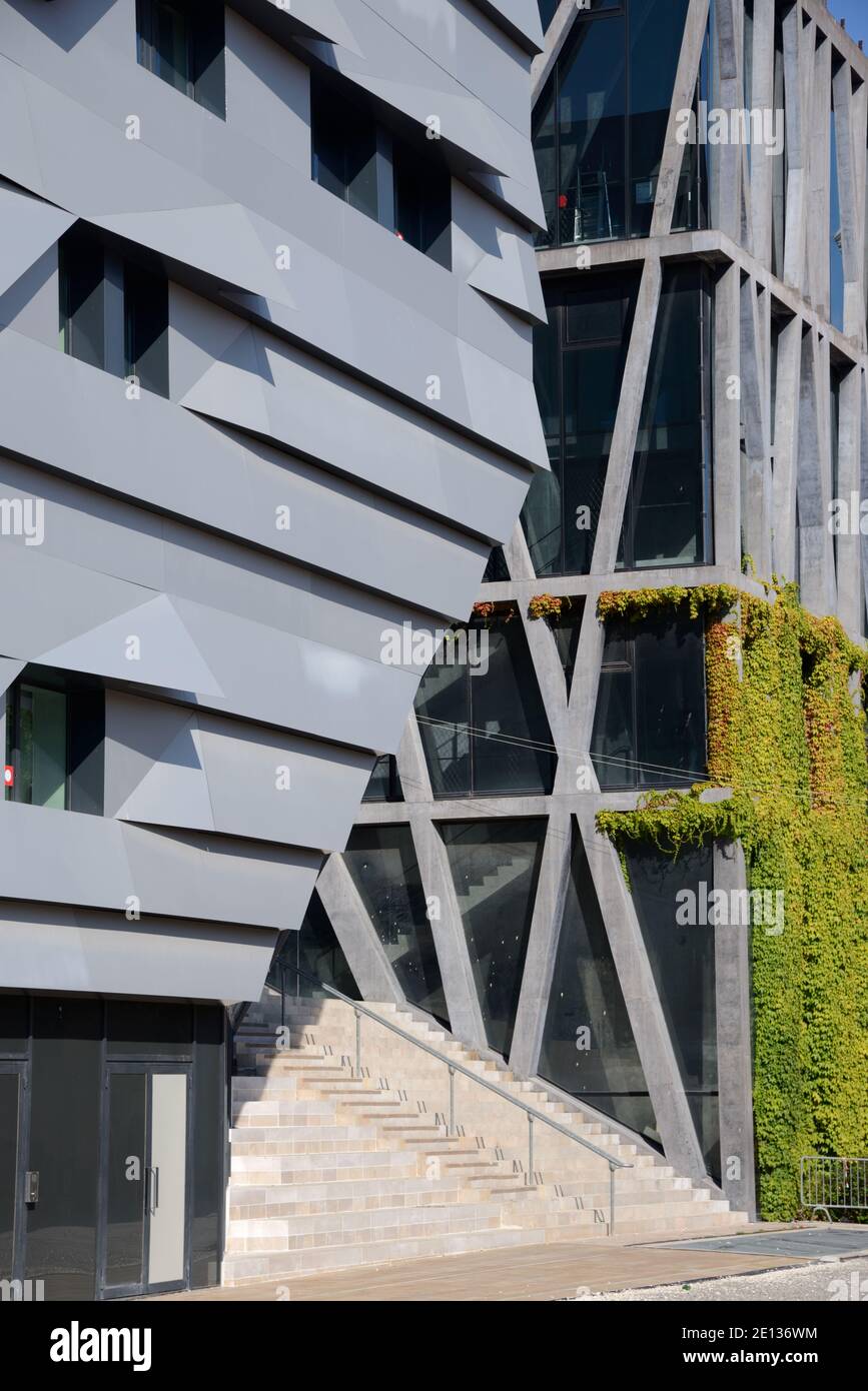 Pavillon Noir (a destra) di Rudy Ricciotti & Conservatorio di Musica (a sinistra) di Kengo Kuma, nel moderno quartiere culturale di Aix-en-Provence Francia Foto Stock