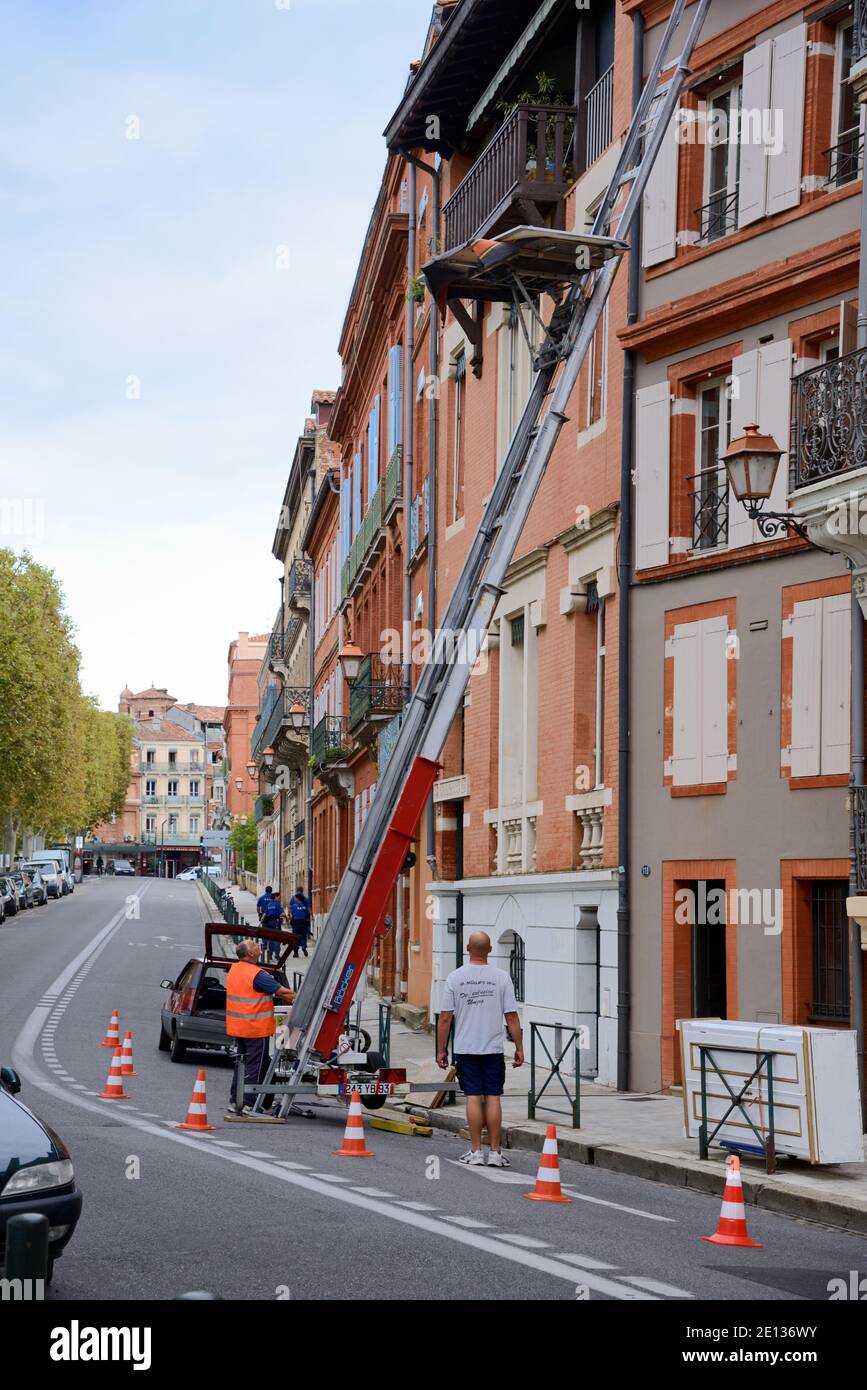 Casa rimozione Società utilizzando Mobili paranco, ascensore o ascensore per accedere Storie superiori di Appartamenti Tolosa Francia Foto Stock