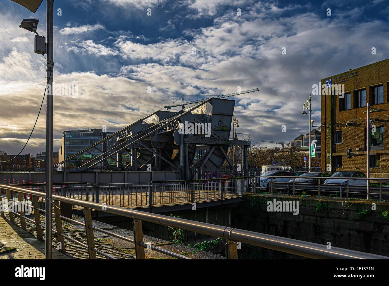 Scherzer Rolling Lift bridge, North Wall Quay e Custom House Quay, Dublino, Irlanda Foto Stock
