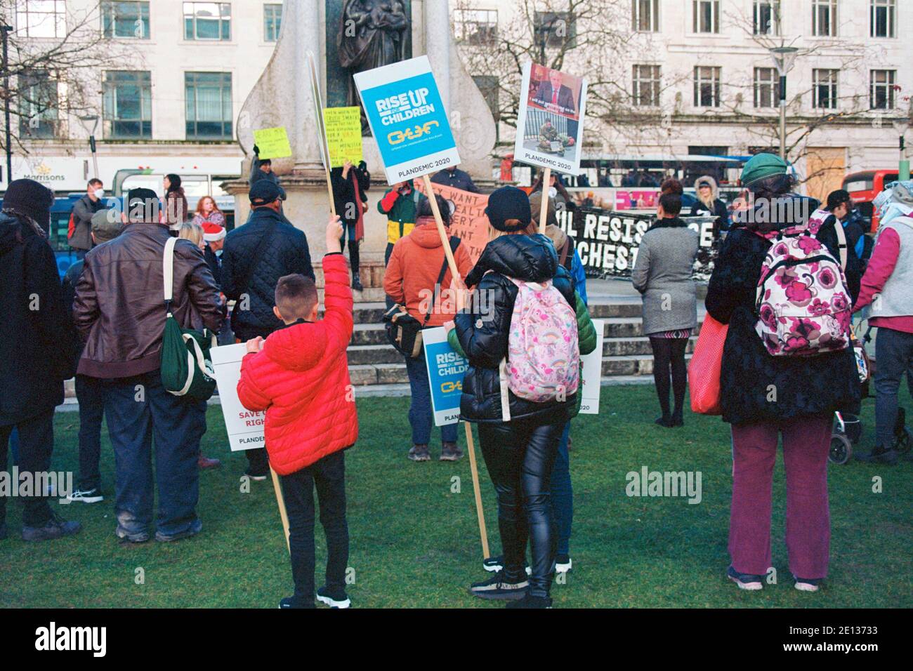 Manchester, UK - 5 dicembre 2020: Un uomo ha preso parte a una protesta nei Piccadilly Gardens che ha tenuto uno slogan anti-vaccino Foto Stock