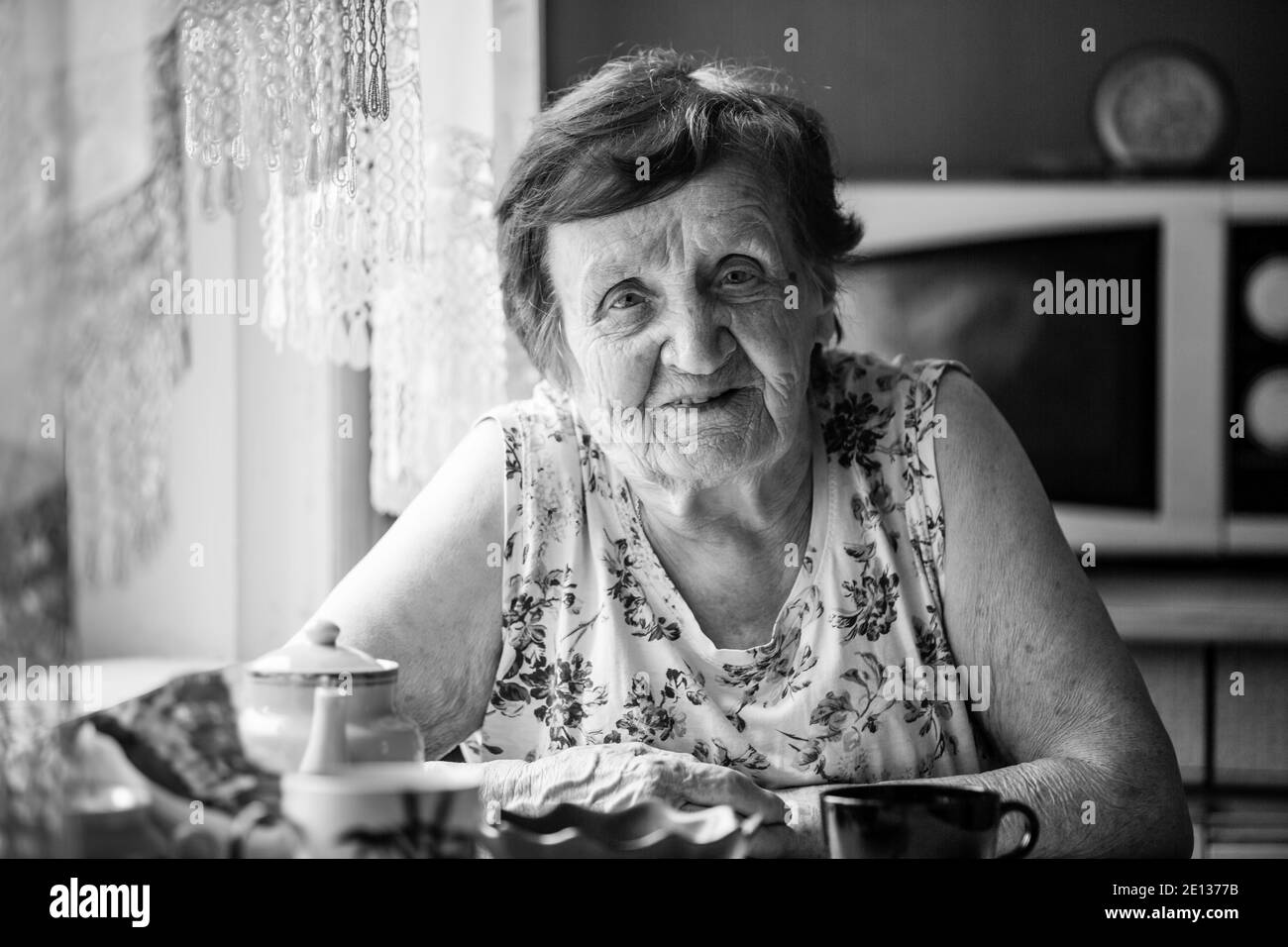 Ritratto di una vecchia donna a casa, foto in bianco e nero. Foto Stock