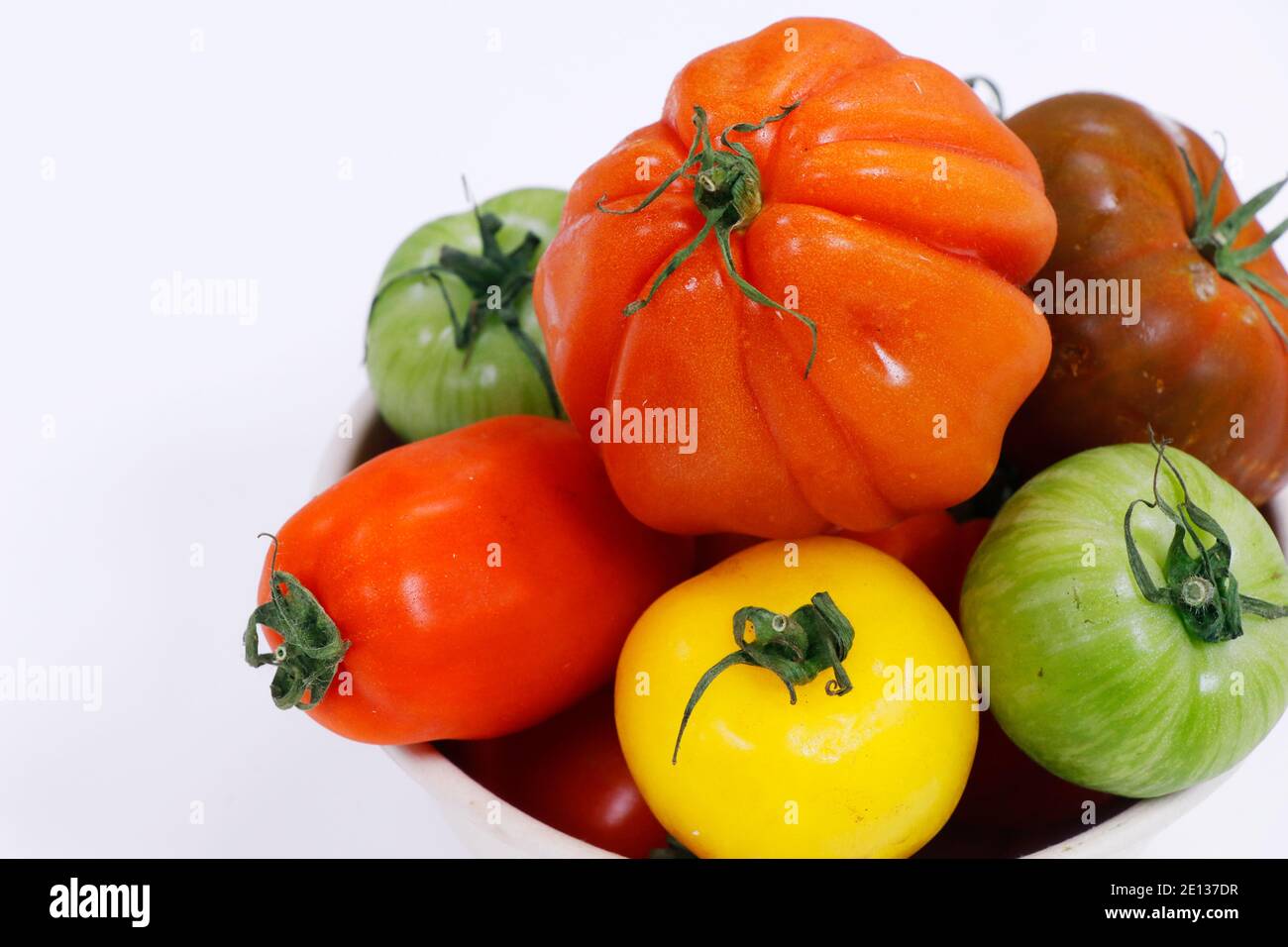 collezioni di pomodori di primo piano isolate con sfondo bianco Foto Stock