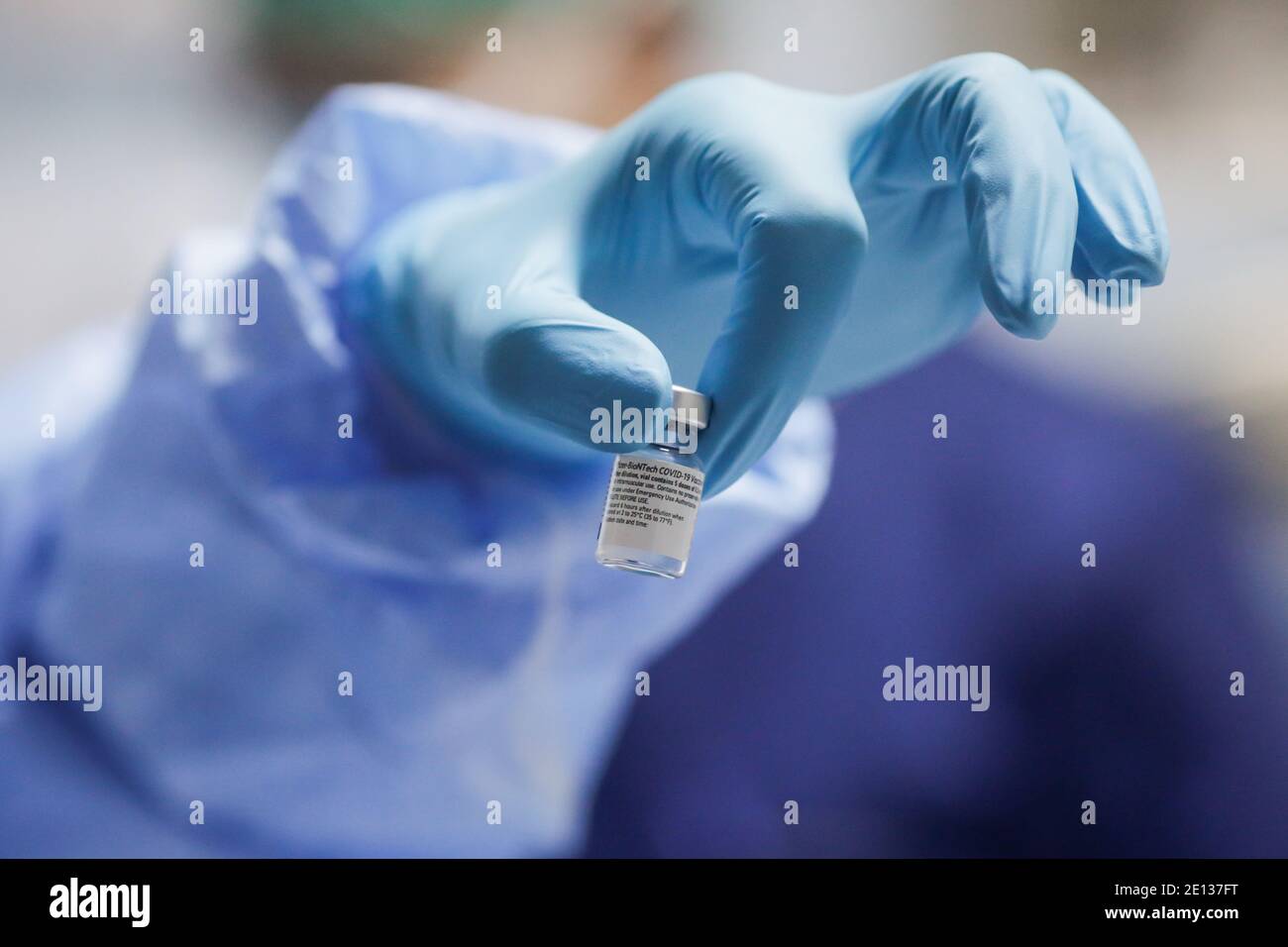 Bucarest, Romania - 4 gennaio 2021: Immagine della profondità di campo (fuoco selettivo) poco profonda con i dettagli del vaccino Pfizer BioNTech in ospedale durin Foto Stock