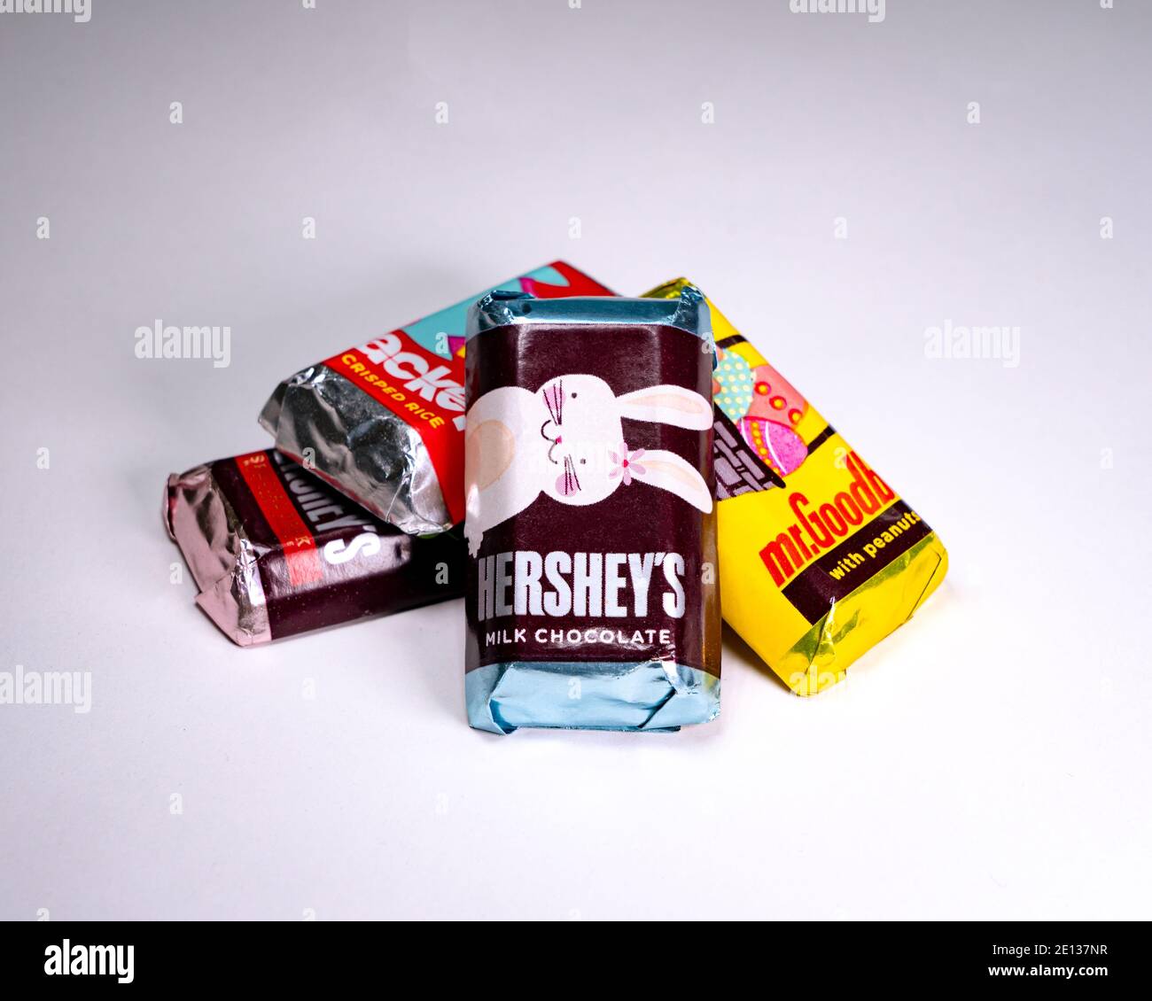 Quattro varietà di miniature di Hershey su sfondo bianco. Foto Stock