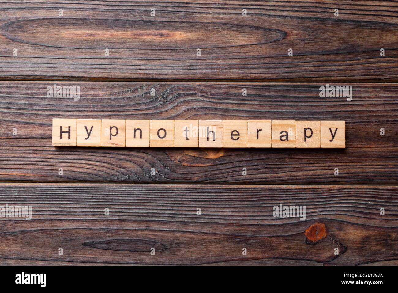 Parola di ipnotherapy scritta su blocco di legno. Testo di ipnotherapy su tavolo di legno per il vostro desing, concetto. Foto Stock