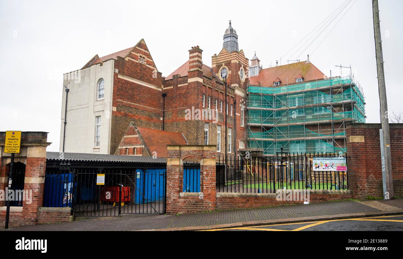 Brighton UK 4 gennaio 2021 - e 'tranquillo fuori St Luke's Primary School a Brighton dopo il Brighton & Hove City Council ha consigliato alle scuole primarie della città di rimanere chiuso e passare a remoto online apprendimento fino al 18 gennaio: Credit Simon Dack / Alamy Live News Foto Stock