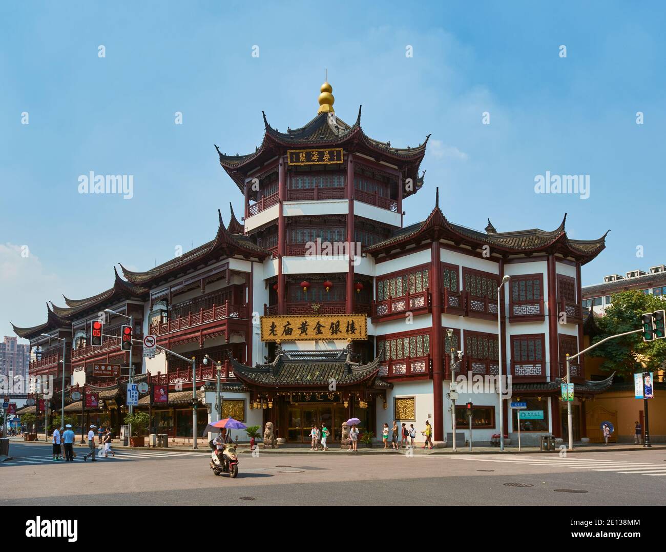 Shanghai, Cina - 29 luglio 2015: Mercati e negozi turistici nella zona commerciale del Tempio del Dio della Città Vecchia nella parte vecchia di Shanghai, Cina. Parte di Foto Stock