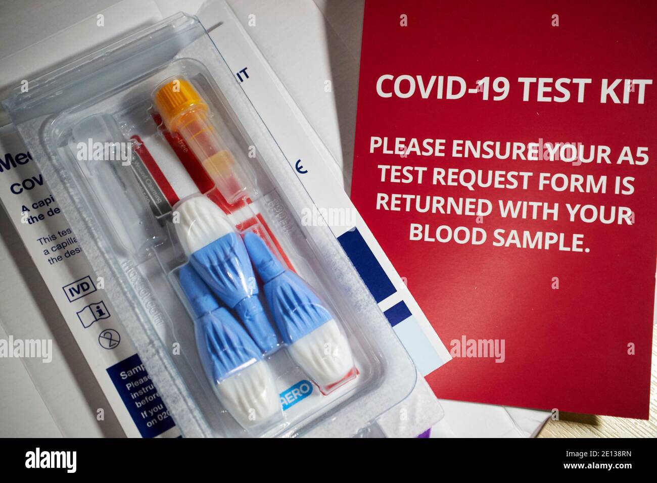 kit commerciale per analisi del sangue con anticorpi covid-19 per test a domicilio per anticorpi del coronavirus ricevuti nel regno unito Foto Stock