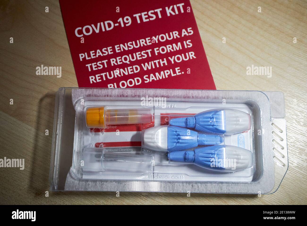 kit commerciale per analisi del sangue con anticorpi covid-19 per test a domicilio per anticorpi del coronavirus ricevuti nel regno unito Foto Stock