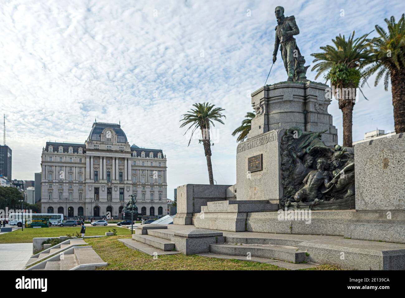 Monumento Guillermo Brown vicino al Centro Culturale Kirchner di Buenos Aires. Il centro di Kirchner è il più grande del Sud America Foto Stock