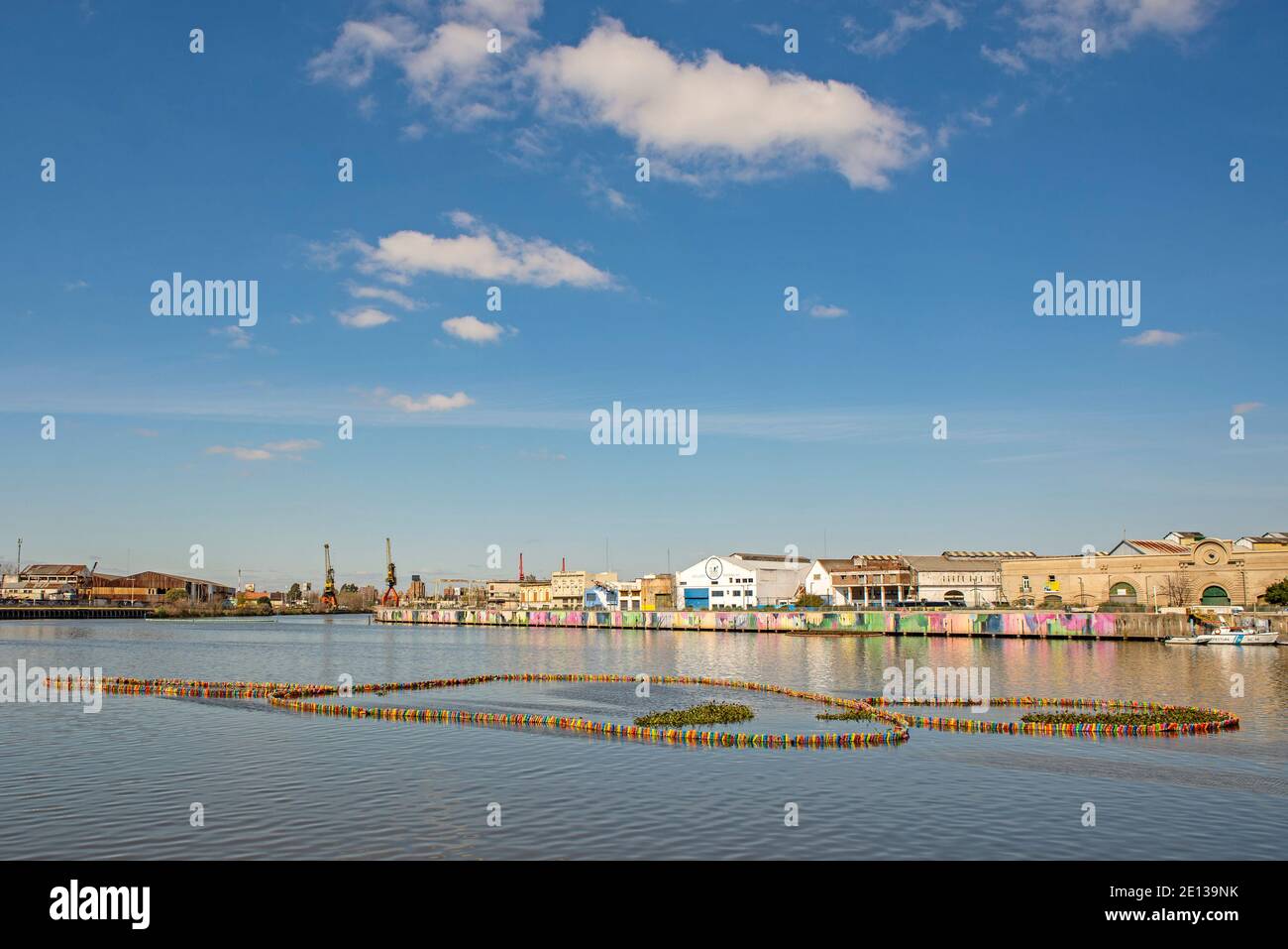 Vista della zona industriale del quartiere la Boca a Buenos Aires, Argentina. La zona industriale è situata sul Rio de la Plata Foto Stock